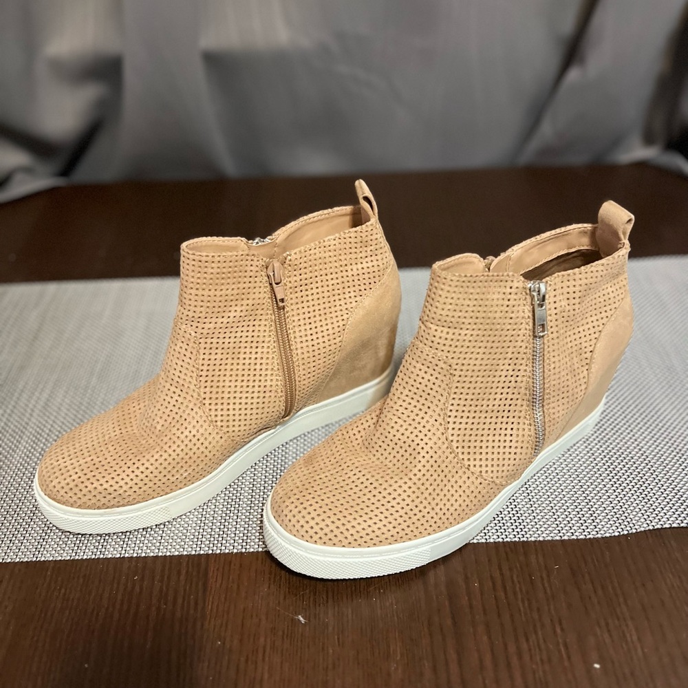 Woman’s tan fashion boots ankle